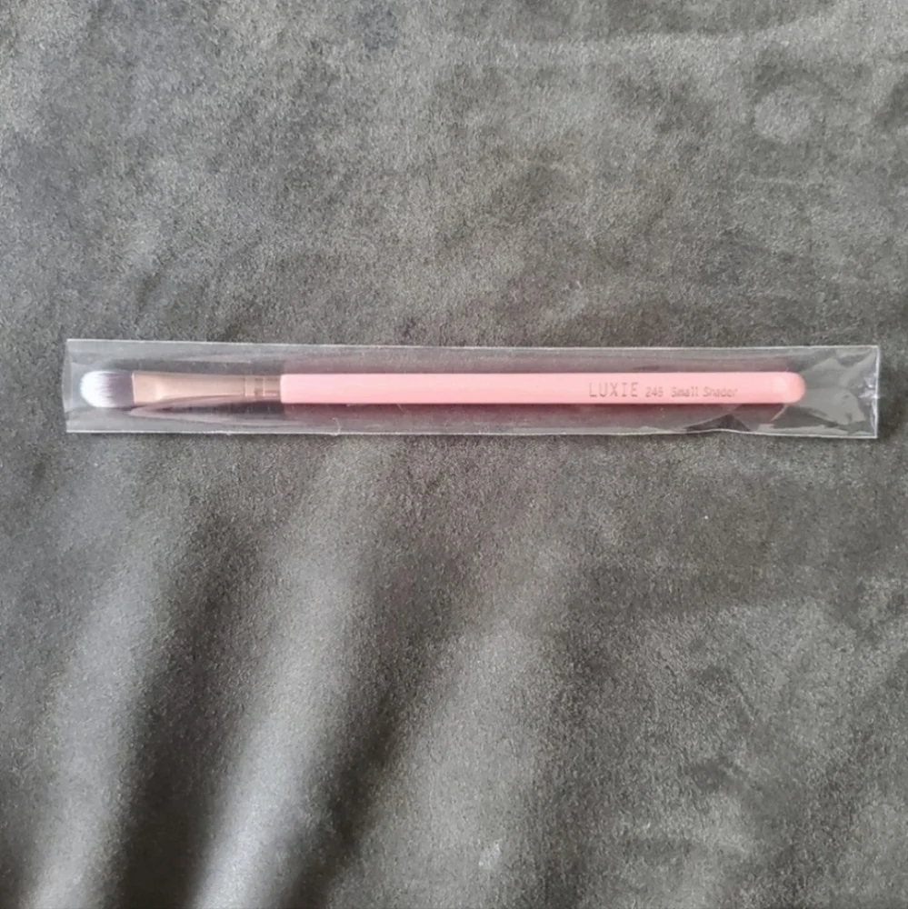 2 small Luxie brushes in pink